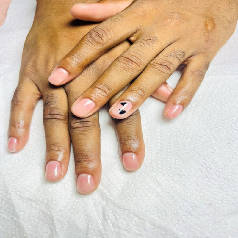 Nude manicure